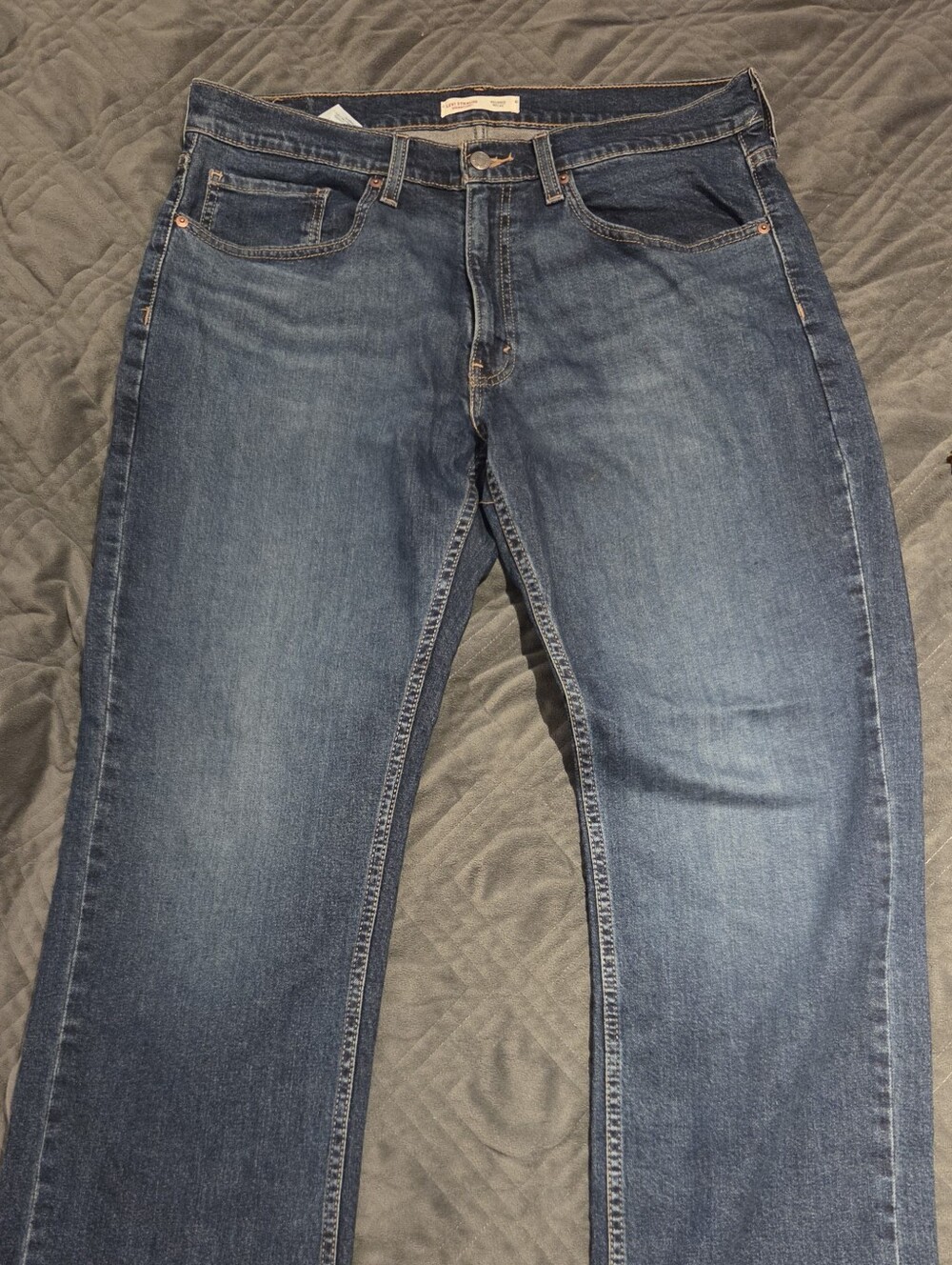 Men's Relaxed Fit Levi Jeans in Medium Blue Wash